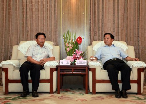 国家海洋局党组书记、局长刘赐贵（右）与海南省三沙市委书记、市长肖杰亲切交谈。图片来源：国家海洋局网站 