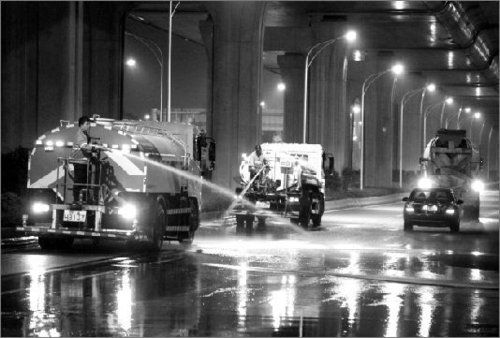 武汉江岸道路每夜至少洗5遍 称要像狗舔般干净