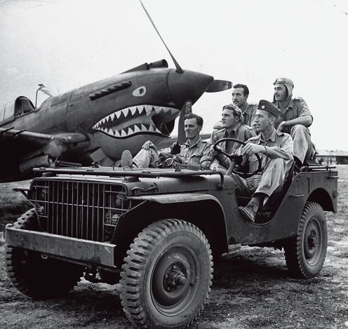 资料图:飞虎队队员和p-40战机。