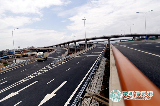 我家昆明这五年:迁机场通地铁 交通建设门门“优” 我家昆明这五年:迁机场通地铁 交通建设门门“优”