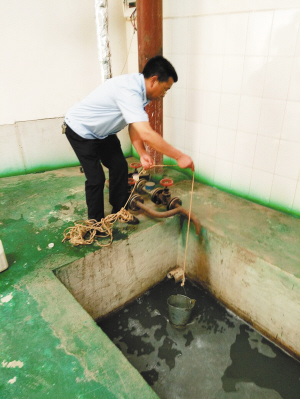 昭宗片区5家单位将未处理污水排入沟渠 杂草丛中暗藏排污口