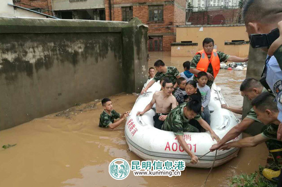 暴雨突袭昆明一小区被淹20余人被困 官渡辅警涉险救人 暴雨突袭昆明一小区被淹20余人被困 官渡辅警涉险救人