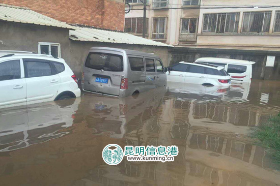 暴雨突袭昆明一小区被淹20余人被困 官渡辅警涉险救人 暴雨突袭昆明一小区被淹20余人被困 官渡辅警涉险救人