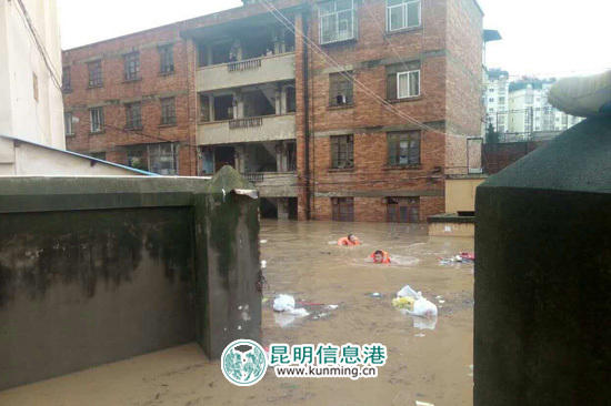 暴雨突袭昆明一小区被淹20余人被困 官渡辅警涉险救人 暴雨突袭昆明一小区被淹20余人被困 官渡辅警涉险救人