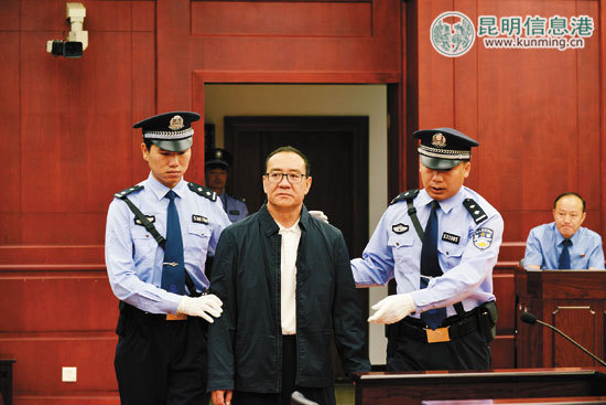 在法警的押解下，59岁的王天朝穿着一件黑色夹克走进法庭 供图