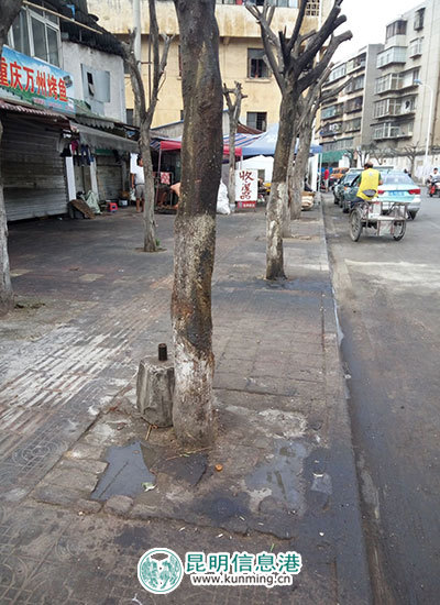 官渡区长润街烧烤摊油渍沾满道路 长期无人打理腥臭难忍 官渡区长润街烧烤摊油渍沾满道路 长期无人打理腥臭难忍