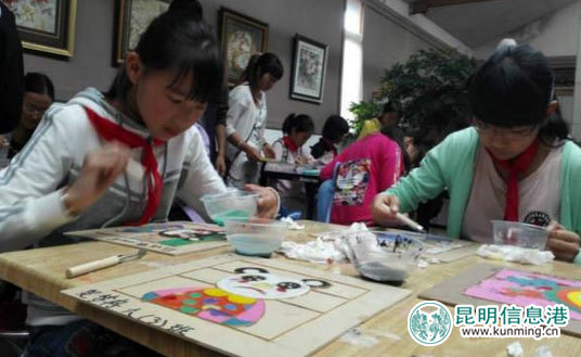 远望文教发展中心携留守儿童参观云南民族画院 远望文教发展中心携留守儿童参观云南民族画院