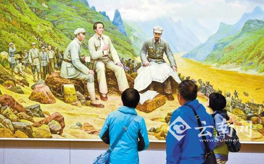 观众在《巧渡金沙江》大型油画作品前驻足观赏。 观众在《巧渡金沙江》大型油画作品前驻足观赏。