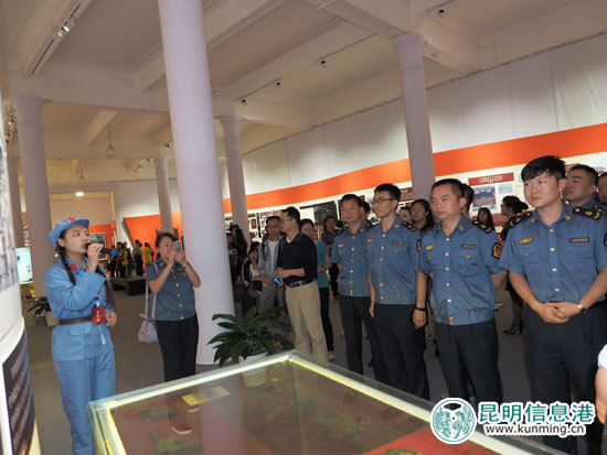 云南路政总队参观纪念红军长征胜利80周年图片展 云南路政总队参观纪念红军长征胜利80周年图片展