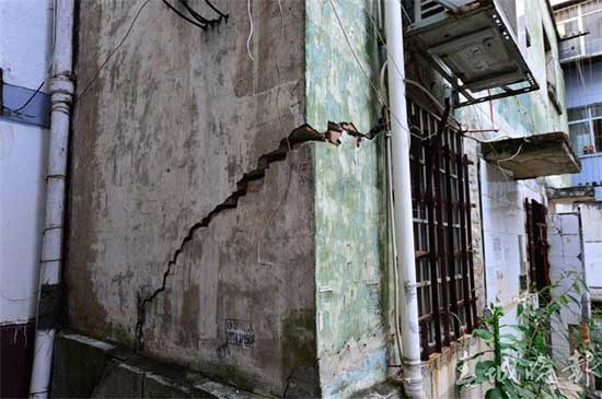 废纸填裂缝胶带粘瓷砖 昆明董家湾多处房屋墙体开裂