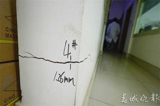 废纸填裂缝胶带粘瓷砖 昆明董家湾多处房屋墙体开裂