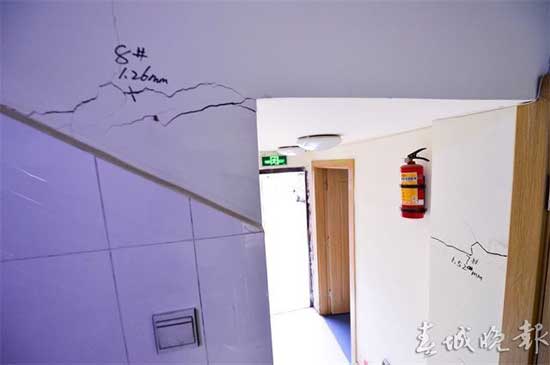 废纸填裂缝胶带粘瓷砖 昆明董家湾多处房屋墙体开裂