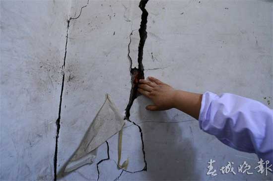 废纸填裂缝胶带粘瓷砖 昆明董家湾多处房屋墙体开裂
