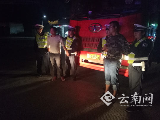 云南曲胜高速民警查获走私冻肉28吨