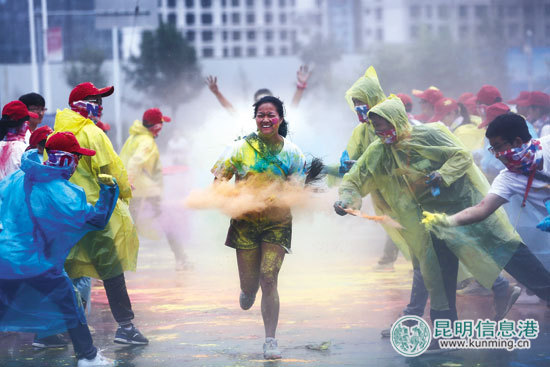 参与者被彩色粉末包围 都市时 首席记者张玉杰/摄 参与者被彩色粉末包围 都市时 首席记者张玉杰/摄