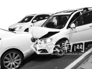 哈弗追尾宾利，宾利撞上宝马。