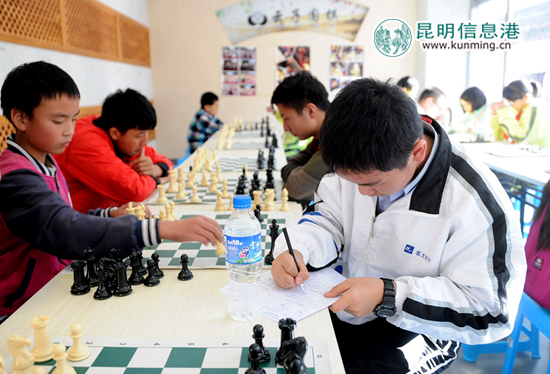 全市中小学生棋类比赛今日举行 围棋赛11月12日落子