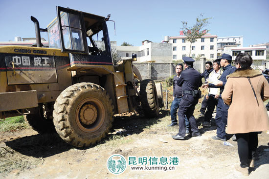 法院用挖机腾土地 老赖亲友石头打砸被拘15天