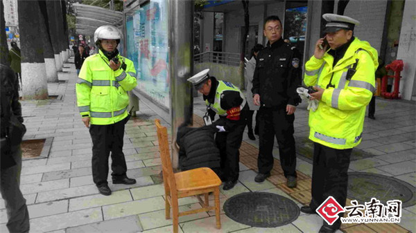 寒冷清晨女子途中突然晕厥 巡逻交警暖心相救 寒冷清晨女子途中突然晕厥 巡逻交警暖心相救