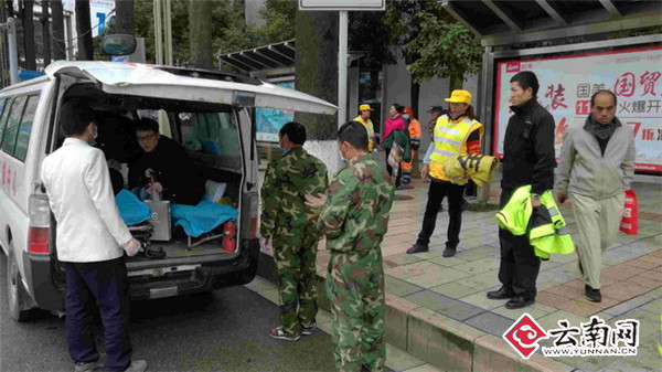 寒冷清晨女子途中突然晕厥 巡逻交警暖心相救 寒冷清晨女子途中突然晕厥 巡逻交警暖心相救