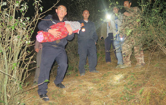 狠心父母将亲生婴儿遗弃荒野 会泽警方及时救助 狠心父母将亲生婴儿遗弃荒野 会泽警方及时救助