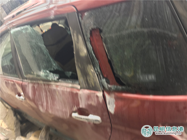 飞来横祸 小区楼房外墙掉石块砸中私家车 飞来横祸 小区楼房外墙掉石块砸中私家车