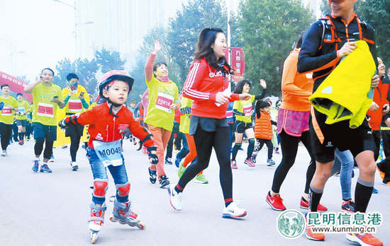 元旦出昆高速畅通高铁客流激增 市民晒出新年愿望 元旦出昆高速畅通高铁客流激增 市民晒出新年愿望