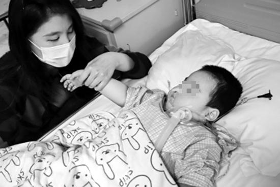 河南'情夫虐童案'受害女童今日手术 已昏迷一年多 河南'情夫虐童案'受害女童今日手术 已昏迷一年多