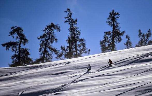 新疆阿尔泰山野雪公园开滑 大批雪友慕“野雪”而来 新疆阿尔泰山野雪公园开滑 大批雪友慕“野雪”而来
