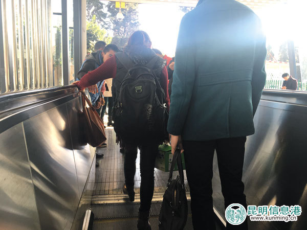 黑车司机环城南路地铁站出口扶梯上蜂拥揽客 市民直呼太危险 黑车司机环城南路地铁站出口扶梯上蜂拥揽客 市民直呼太危险