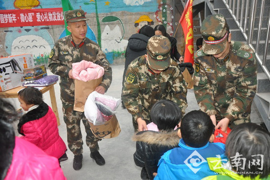 云南永善消防官兵助52名福利院儿童圆梦新年愿望