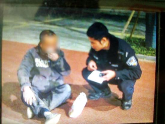 七旬老汉醉酒晕倒马路边 民警救助平安送回家 七旬老汉醉酒晕倒马路边 民警救助平安送回家