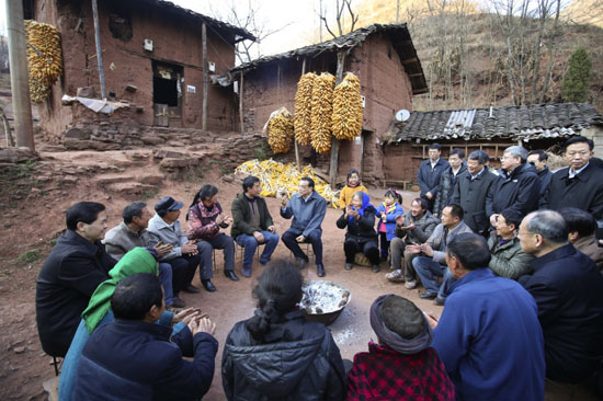 李克强与村民围坐村头坝子话治“穷” 李克强与村民围坐村头坝子话治“穷”