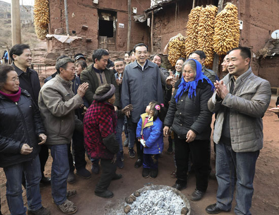 李克强与村民围坐村头坝子话治“穷” 李克强与村民围坐村头坝子话治“穷”