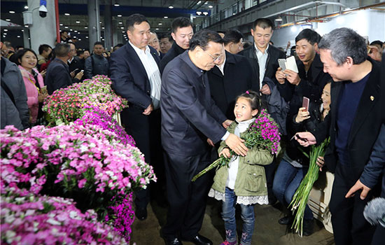 李克强在昆明考察云南白药集团 指出工匠精神和企业家精神是百年老店两大支柱