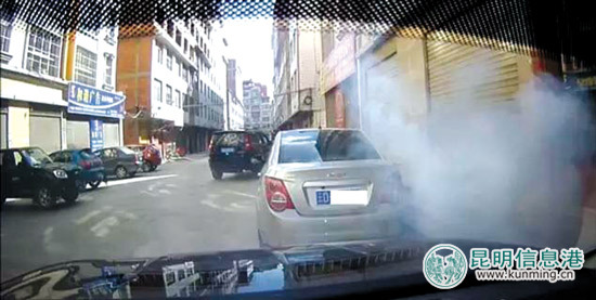 开车放鞭炮“轰炸”他人车辆 曲靖两男子被拘留10日