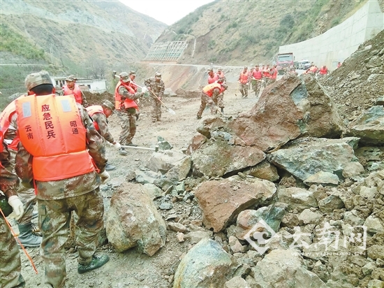 在鲁甸地震灾区“迷彩服”格外显眼