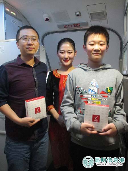 目瑙纵歌闹元宵 旅客在万米高空品味云南少数民族文化 目瑙纵歌闹元宵 旅客在万米高空品味云南少数民族文化