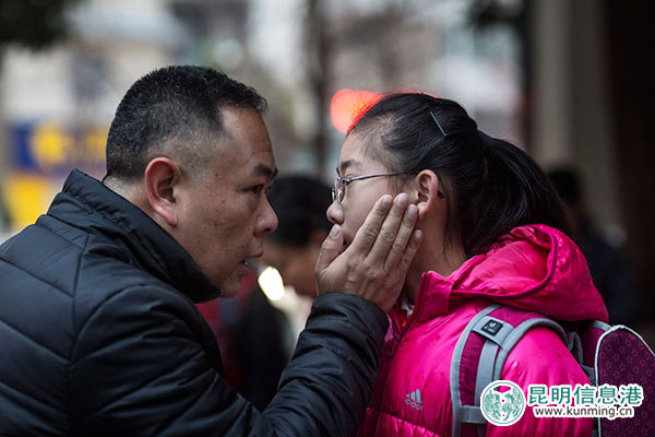 昆明中小学开学第一天 翠湖北门街龙翔街等片区几乎堵死 昆明中小学开学第一天 翠湖北门街龙翔街等片区几乎堵死