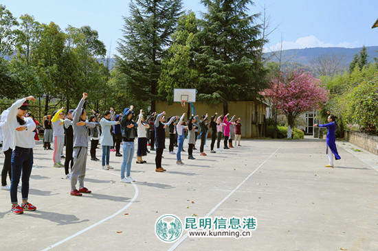 跳起健身操学习精油香水DIY 民大附中女教职工欢度三八节