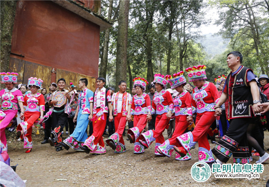 “三月三”耍西山 8万人涌上西山欢歌笑语