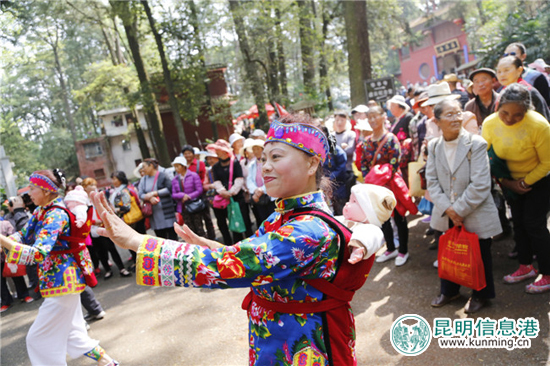 “三月三”耍西山 8万人涌上西山欢歌笑语