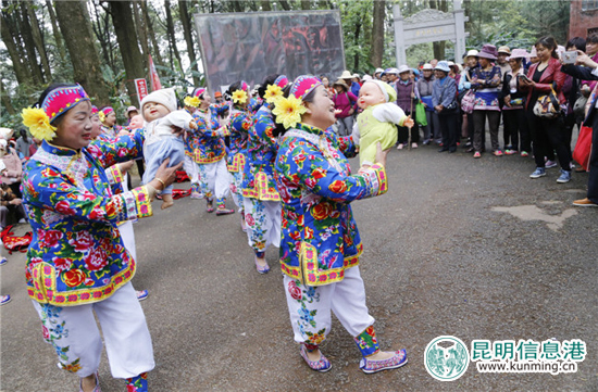 “三月三”耍西山 8万人涌上西山欢歌笑语