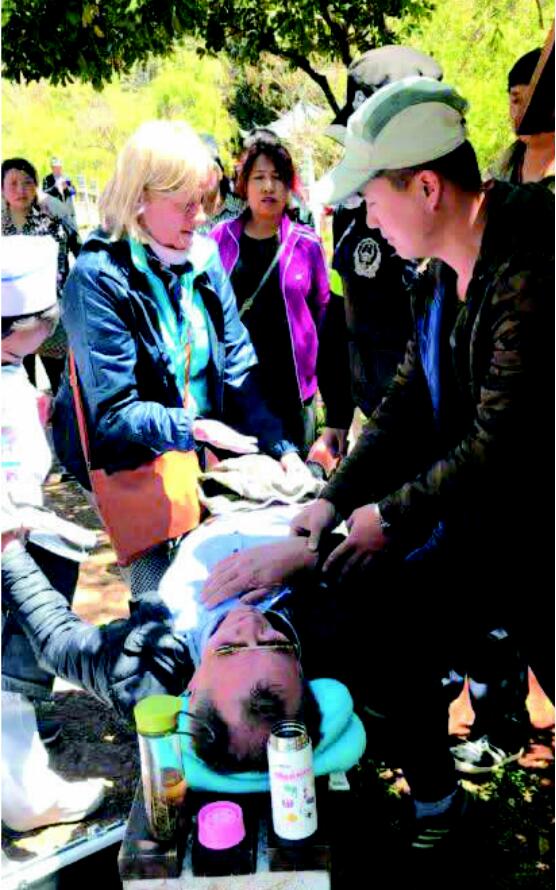 丹麦游客丽江黑龙潭突发心脏病 云南导游实施急救缓解险情 丹麦游客丽江黑龙潭突发心脏病 云南导游实施急救缓解险情