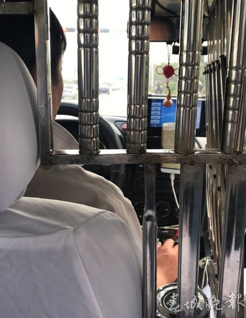 司机边开车边盯着手机看电子书 乘客吓出一身冷汗