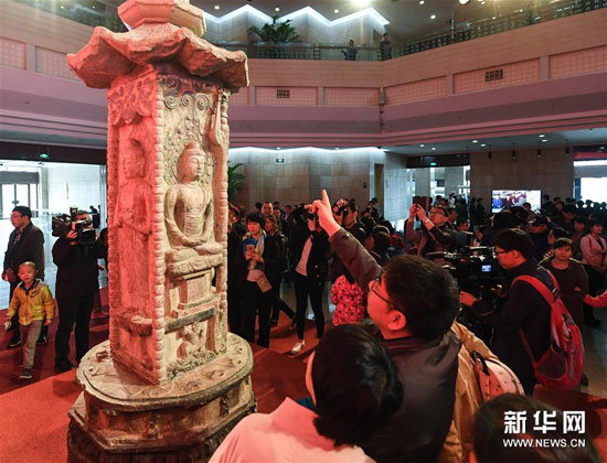 4月16日，在山西博物院，参观者在观赏邓峪石塔。