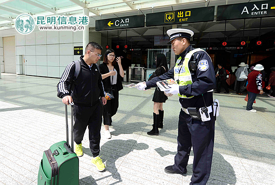 官渡矣六街道开展志愿者活动 倡导文明出行从我做起