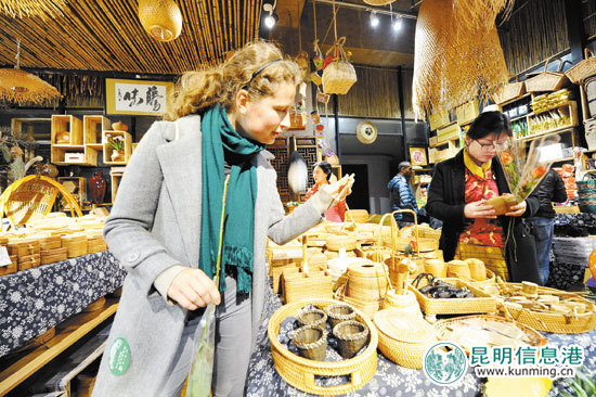 夜访斗南 国际友人惊叹“亚洲花都”不简单 夜访斗南 国际友人惊叹“亚洲花都”不简单