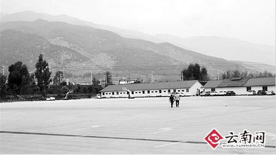 空空荡荡的大理某购物店停车场。