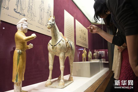 三彩釉陶男牵马俑及三彩釉陶马